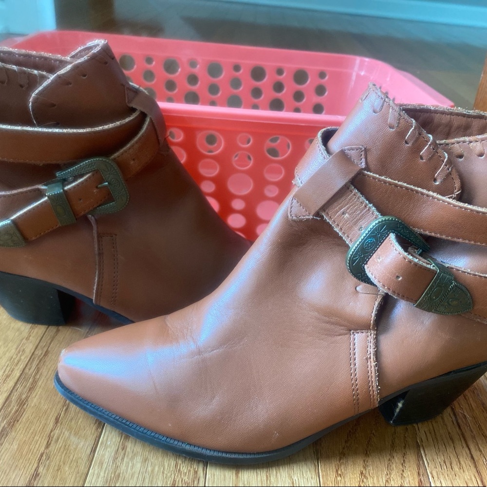 Women’s ‘Dingo’ brown leather, size 8M boots! EUC w Scuffs Shown!